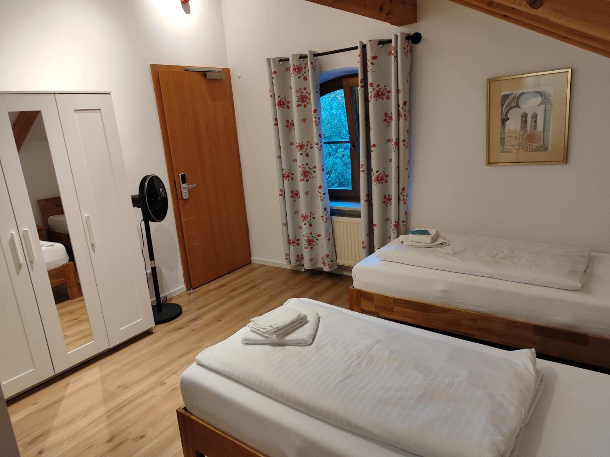 Estelada Boarding Houses Zorneding Kültér fotó